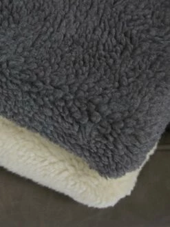 SnObbs Teddy Overtrek Dalton Grijs 9 SnObbs Teddy Overtrek Dalton Grijs -Beeztees Verkoop 2024 Dalton teddy snObbs overtrek hoes beige grey 1